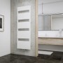 Schulter Design-Heizkörper Turin, alpinweißer Badheizkörper (170,3x60,5 cm, 691 W) im modernen Bad.