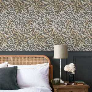 William Morris Vliestapete Willow Bough grau mit Blätter-Muster im Schlafzimmer.