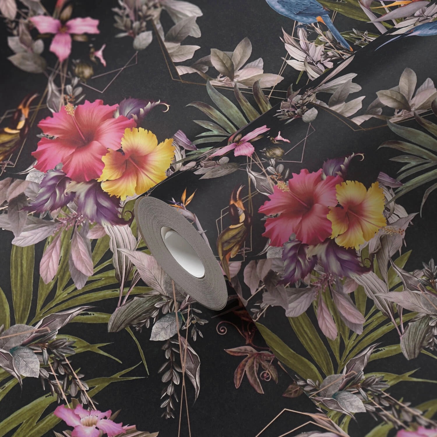 PROFHOME Blumen Tapete mit floralem Muster in Schwarz, Orange, Grün und Rosa.