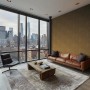 Wohnraum mit braun-silberner A.S. Creation Vliestapete Struktur Oberfläche und Blick auf New York.
