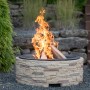 Westmann Feuerstelle in Steinoptik mit Flammen und Abfanggitter für gemütliche Gartenabende.