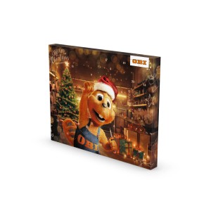 OBI Werkzeug-Adventskalender mit OBI Biber vor Werkstatt-Kulisse und Weihnachtsbaum.