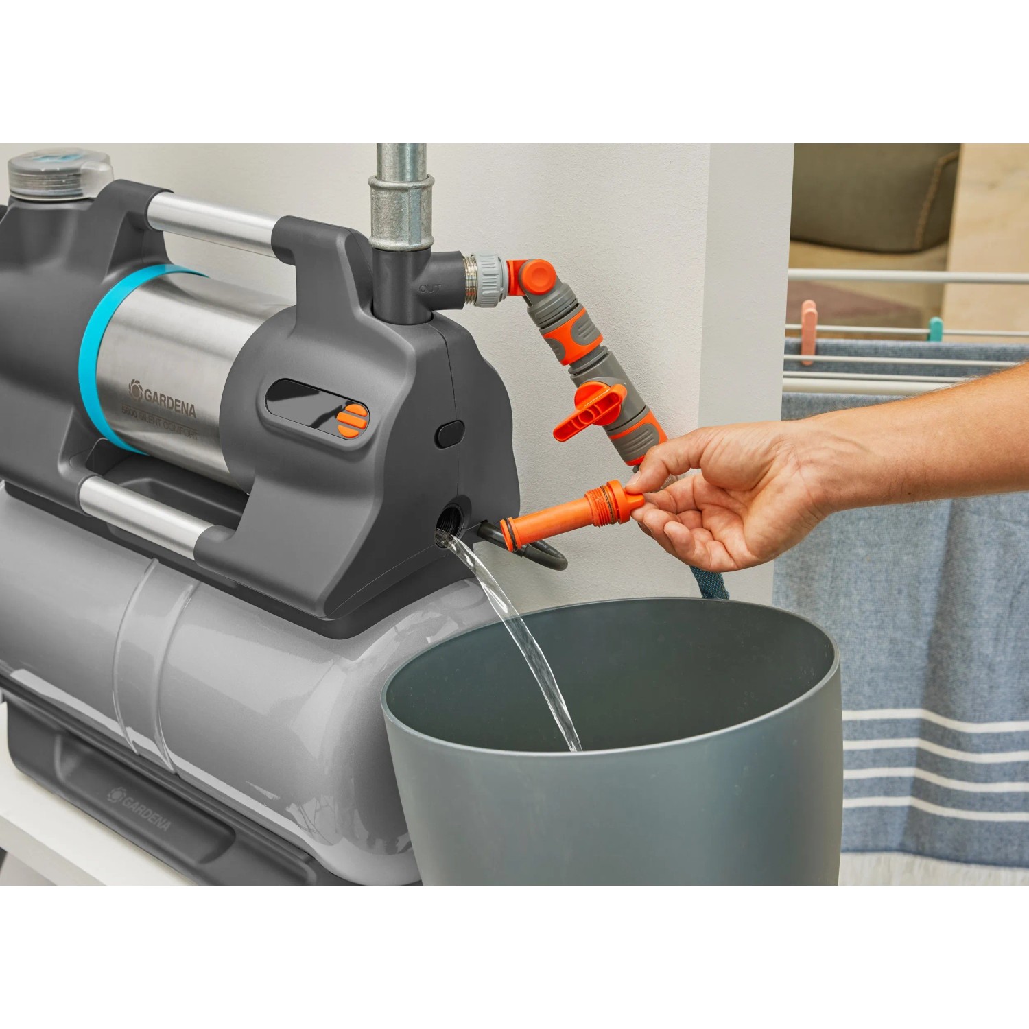 Gardena Hauswasserwerk 6300 SilentComfort mit LC-Display und Bluetooth in Aktion.