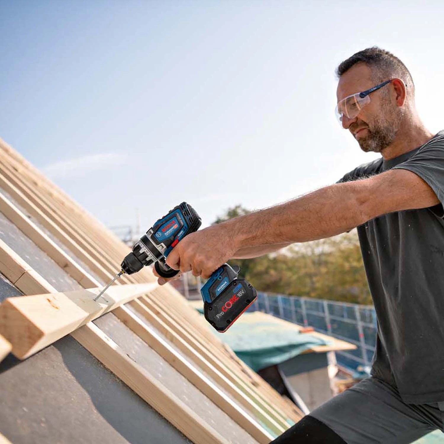 Bosch Professional 18V Akku-Bohrschrauber GSR 18V-150 C beim Schrauben auf einer Baustelle.