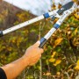 LUX Ratschen-Amboss Astschere Classic im Einsatz: Teleskop-Gartenschere schneidet Äste.