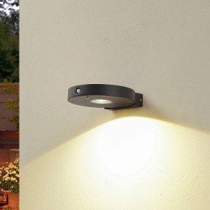 Moderne, dimmbare LED Solar-Wandleuchte Tavon in Schwarz mit Bewegungsmelder für den Außenbereich.