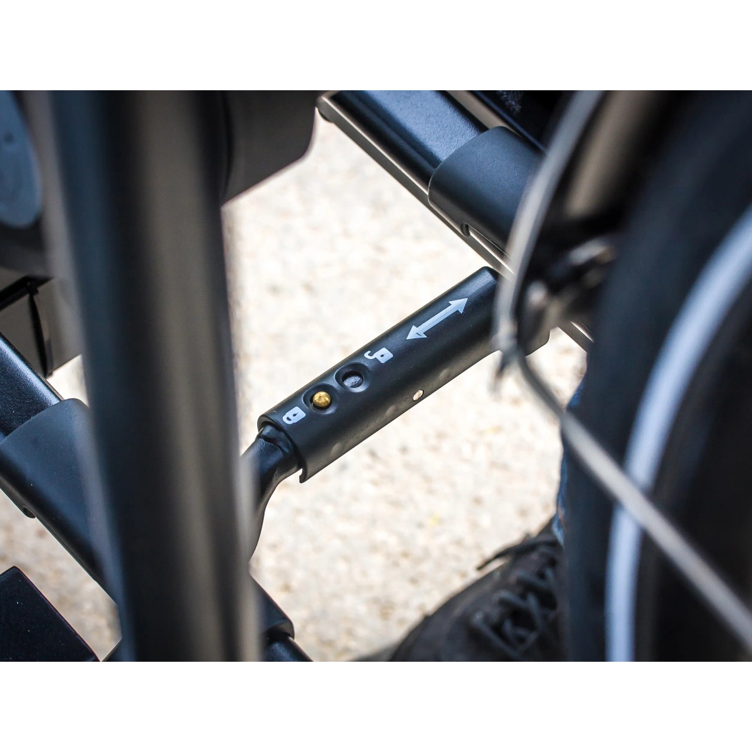 Detailaufnahme Eufab Fahrradträger Falcon: Kupplung mit Schnellverschluss und Diebstahlsicherung.