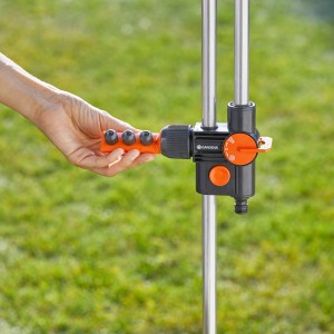 Detailaufnahme: Hand bedient Regler der Gardena Gartendusche Duo zur Strahlform-Einstellung.