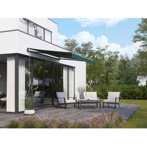 Dunkelgrüne Gelenkarmmarkise Aventura 3x2m am Haus mit Gartenmöbeln auf Terrasse.