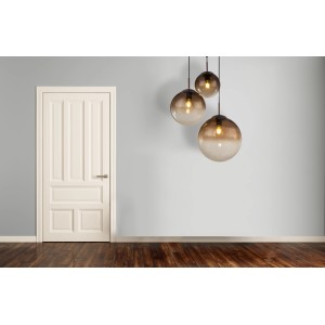 Moderne Globo Pendelleuchte Varus mit drei braunen Glasschirmen im Wohnraum.