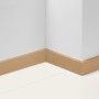 Parador Sockelleiste SL 18 Eiche D078, 70mm hoch, an weißer Wand und Boden befestigt.