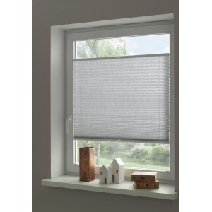 Graues Wohnidee Plissee mit zwei Bedienschienen am Fenster montiert.