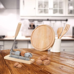 Relaxdays Hebelnussknacker aus Holz und Metall mit Nüssen auf einem Holztisch.