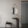 Runder DSK Designspiegel Black Vince, Ø 60 cm, mit schwarzem Rahmen und Lederband im modernen Badezimmer.