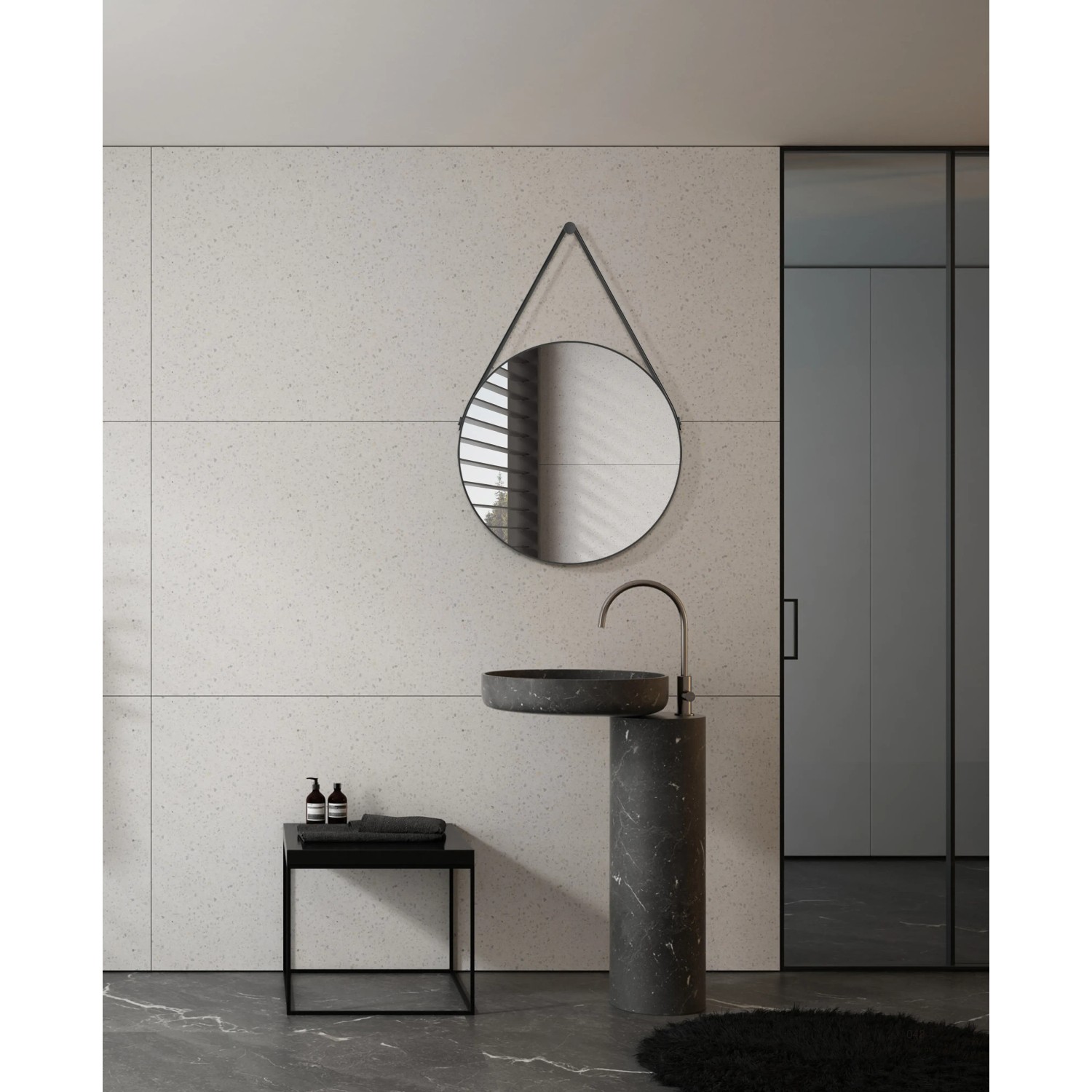 Runder DSK Designspiegel Black Vince, Ø 60 cm, mit schwarzem Rahmen und Lederband im modernen Badezimmer.