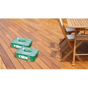 Spax Terrassenschrauben mit Zylinderkopf in grüner Verpackung auf Holzterrasse.