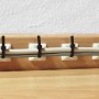 Weisse Klebesockel 19x19 mm mit Kabelbindern fixieren Kabel an einer Holzleiste.