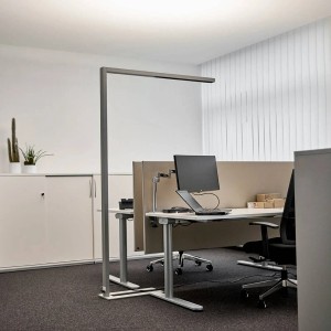Moderne, dimmbare Arcchio LED Bürostehleuchte Jolinda aus Aluminium im Büro.