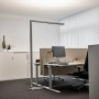 Moderne, dimmbare Arcchio LED Bürostehleuchte Jolinda aus Aluminium im Büro.