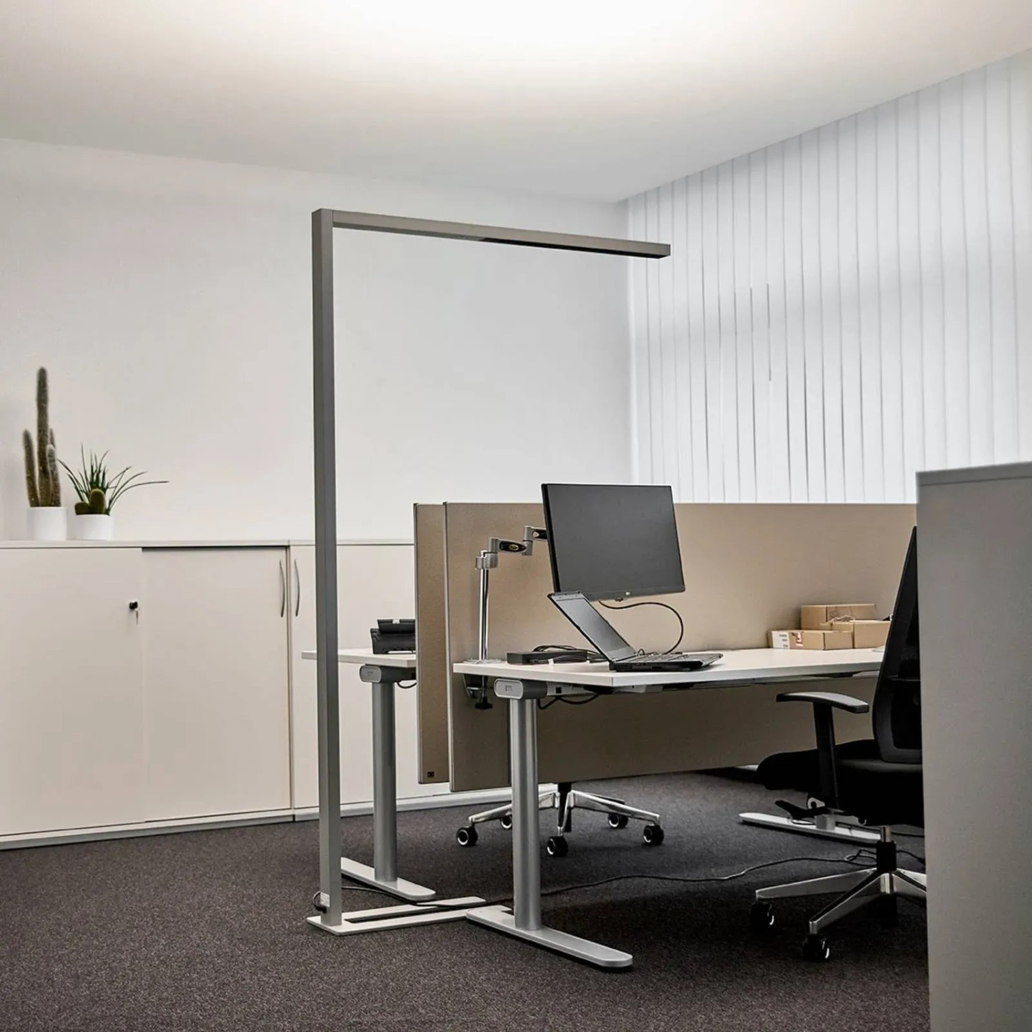 Moderne, dimmbare Arcchio LED Bürostehleuchte Jolinda aus Aluminium im Büro.