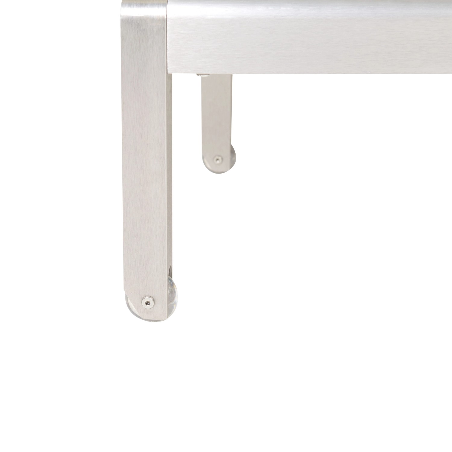 Detailansicht der silbernen Beine mit Rollen der schwarzen Beliani Gartenliege.