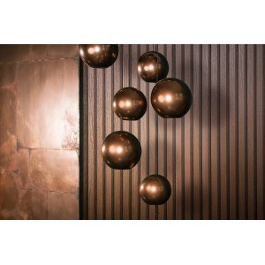 Marburg Vliestapete Akustikpaneel-Muster in Kupfer-Metalloptik an der Wand.