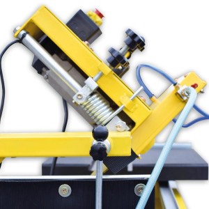 Gelbe BAMATO Steintrennmaschine STRM-355 Detail: Sägeaggregat, Schiebetisch, Wasserkühlung für präzise Nassschnitte.