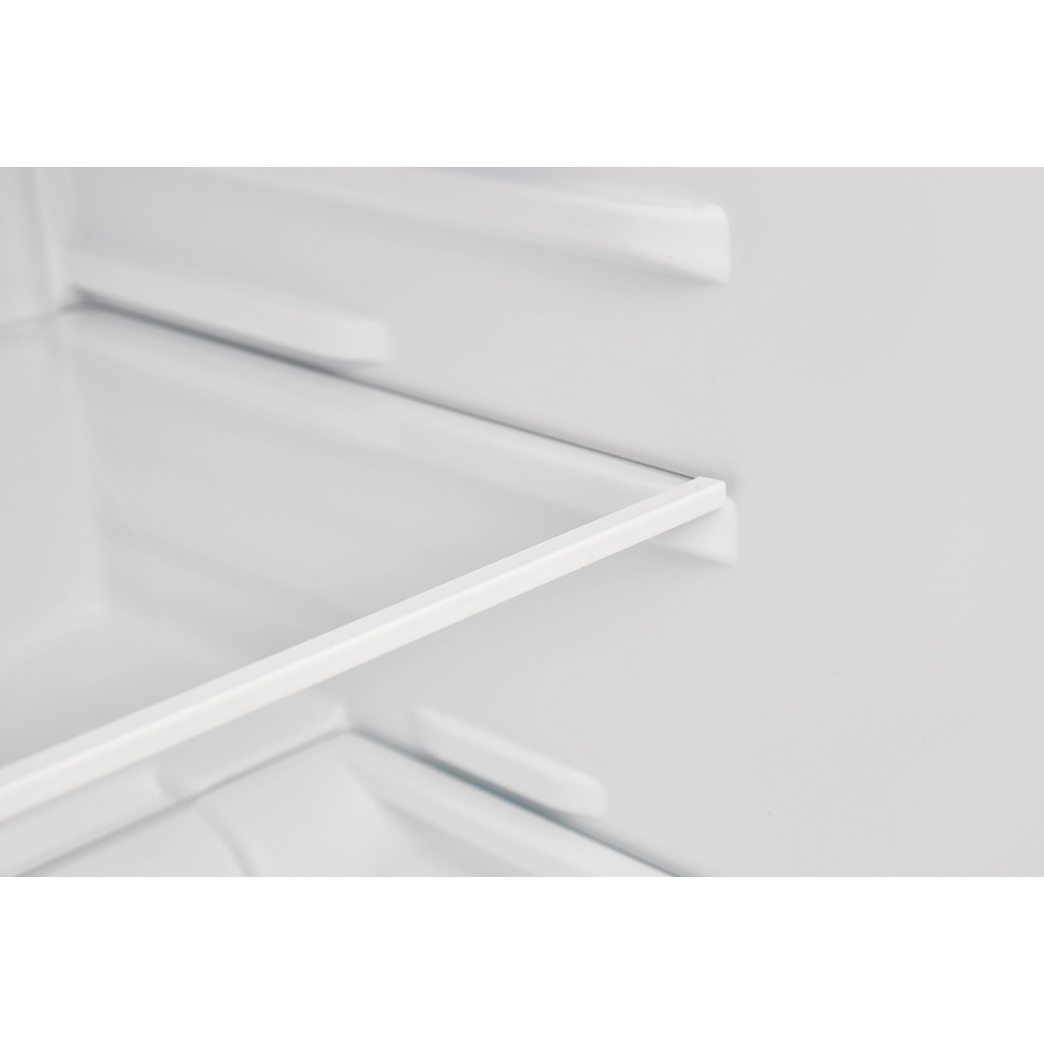 Innenansicht: Telefunken Kühlschrank CF-32-152-S mit Glasablage.