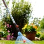 Gardena combisystem Verstellbesen mit Stiel zum Zusammenrechen von Laub im Garten.