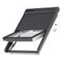 Velux Solar-Rollladen SSL CK02, dunkelgrau, teilweise geöffnet am Dachfenster.