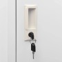 Detailaufnahme: Grauer Schließfachschrank mit Schlüssel im Schloss, Teil der Büroschränke Kollektion.