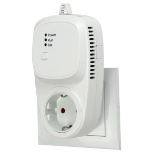 Weißer Funk-Empfänger Infrae Smart & Easy WiFi in Steckdose für elektrische Heizgeräte.