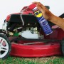 WD-40 Flexible Multifunktionsprodukt 400 ml im Einsatz an einem Rasenmäher.