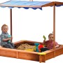 Quadratischer Dobar Sandkasten aus Holz mit blauem, verstellbarem Sonnendach und spielenden Kindern.