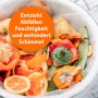 Biotonne gefüllt mit Bioabfall, wie Obst- und Gemüsereste. Ardap Biotonnen-Pulver gegen Maden und Gerüche.