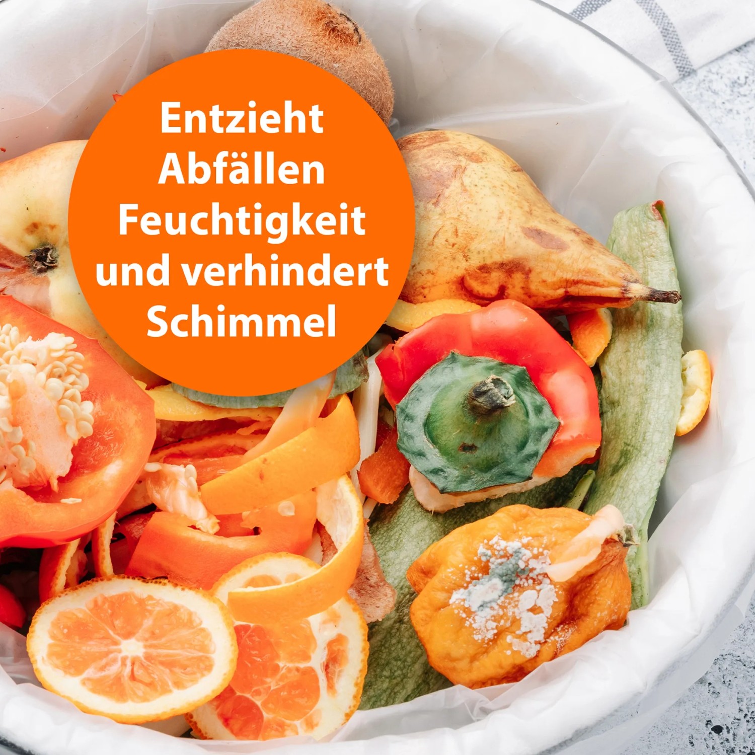 Biotonne gefüllt mit Bioabfall, wie Obst- und Gemüsereste. Ardap Biotonnen-Pulver gegen Maden und Gerüche.