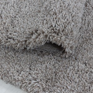 Beiger Ayyildiz Hochflorteppich Fluffy 3500 (Ø 80cm), Detailaufnahme der flauschigen Textur.