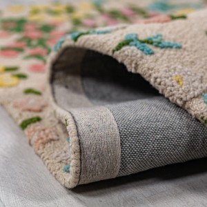 Elfenbeinfarbener Wollteppich Emilia Floral, handgefertigt, mit strukturiertem Blumenmuster und Hoch-Tief-Flor.