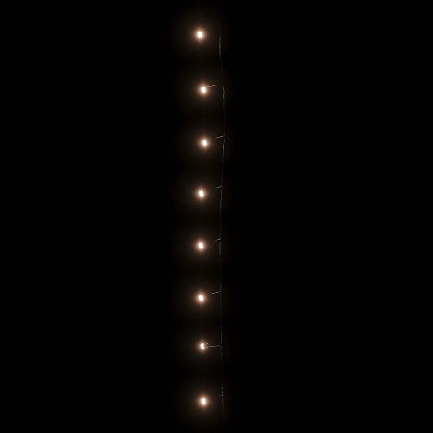 Warmweiße LED-Lichterkette mit 400 LEDs, 40 m lang, leuchtet auf dunklem Hintergrund. Ideal für Außenbereiche.