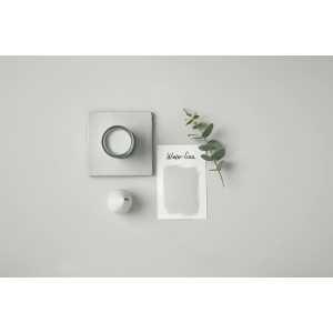 Rust-Oleum Kreidefarbe Wintergrau: Farbmuster, Dose und Deko auf grauem Grund.