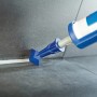 LUX Fugenglätter 2 in 1 beim Glätten einer Fliesenfuge.