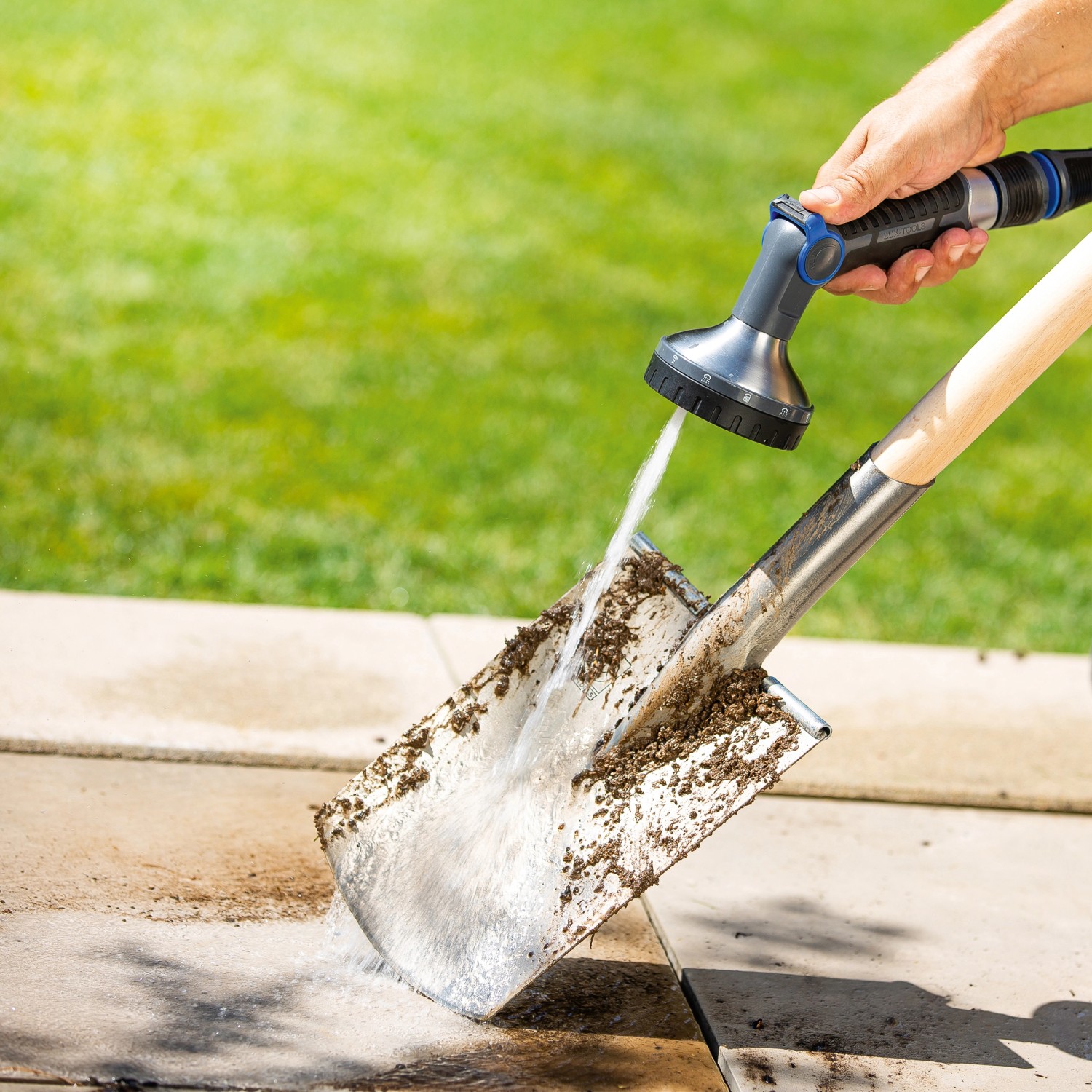 LUX Multifunktionsbrause reinigt Spaten mit Wasserstrahl. Gartenspritze mit 10 Strahlvarianten.
