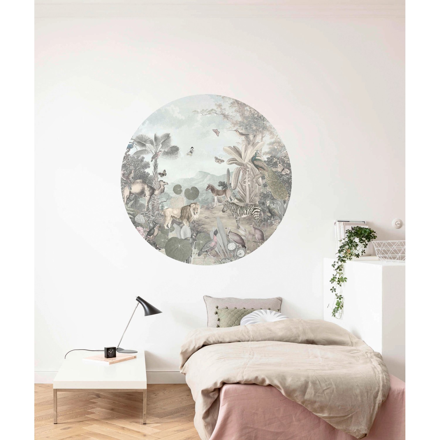 Runde, selbstklebende Komar Vlies Fototapete Utopia (Ø 125 cm) mit Dschungel-Motiv im Kinderzimmer.