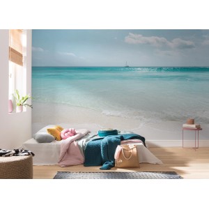 Komar Fototapete Vlies Azur Ocean, 400x250 cm, im Schlafzimmer mit Meerblick und Segelboot.