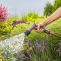 Gardena Comfort Reinigungsspritze ecoPulse™ in Aktion: Bewässerung von Blumen im Garten.