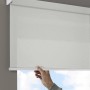 Gardinia Rollo Comfort Move, 45x150 cm, weiß, mit Handbedienung vor Fenster.