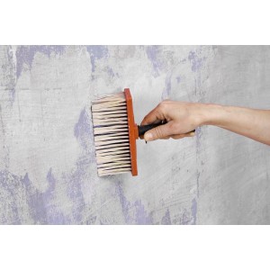 Auftragen von Knauf Rotband Universalgrundierung mit Quast auf mineralischen Untergrund.