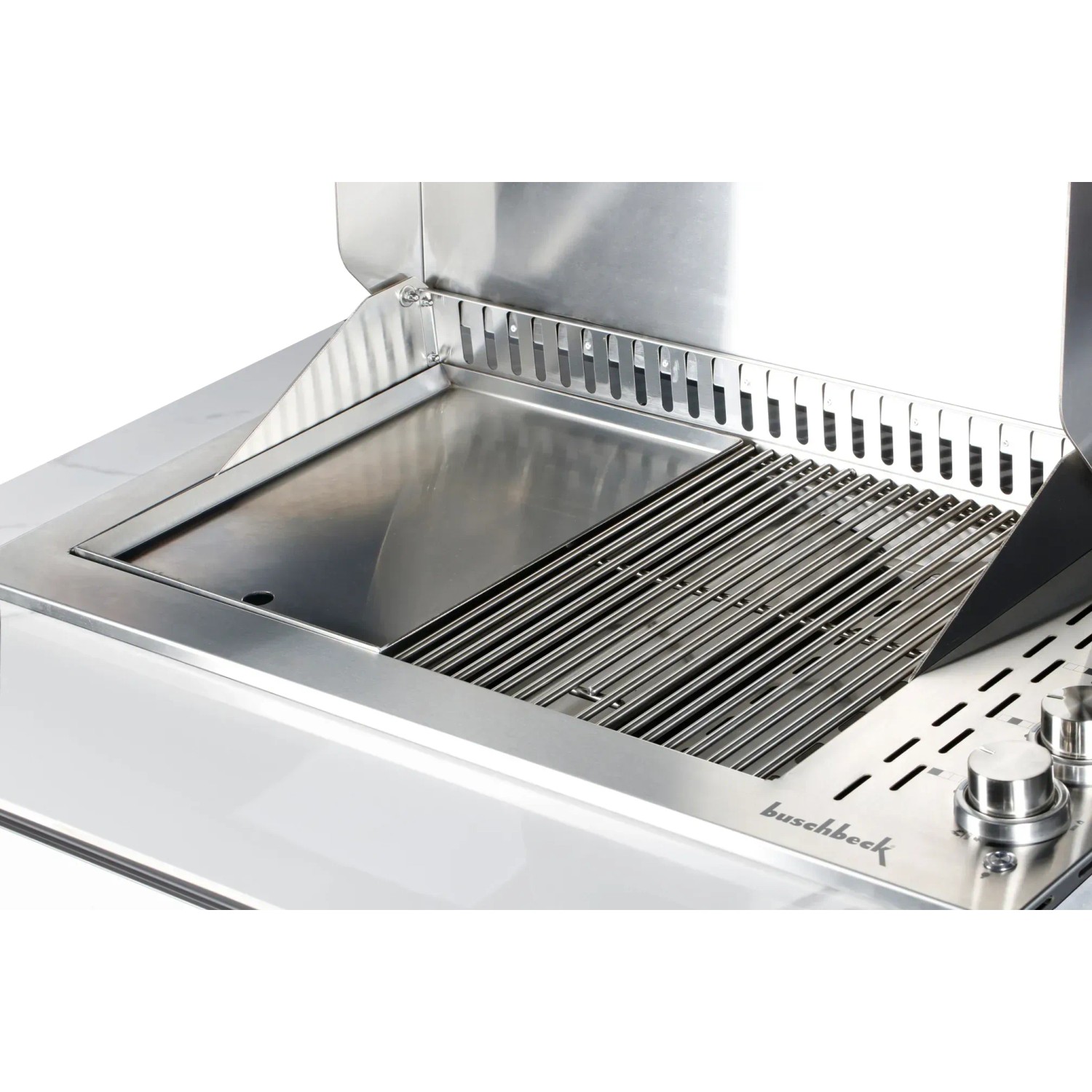 Detailaufnahme: Buschbeck Outdoorküche Sheffield mit Grillrost und Plancha-Platte.