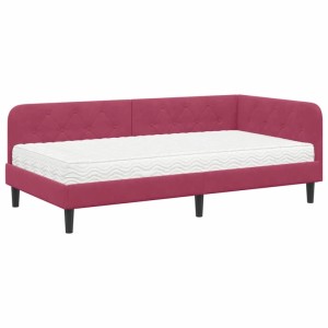 Weinrotes Eckbettgestell aus Samt mit weißer Matratze, L-förmig, als Einzelbett oder Sofa nutzbar.