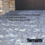Anthrazit Basalt Pflasterfugenmörtel auf dunklem Kopfsteinpflaster vor Garage. Robust für PKW-Flächen.